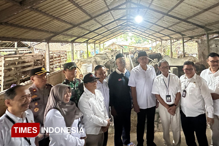 Danang-Maharsa-ketika-meninjau-peternakan.jpg