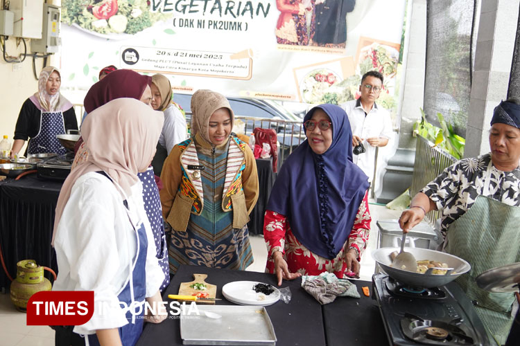 Pelatihan pengolahan makanan vegetarian yang digelar Diskopukmperindag Kota Mojokerto, Rabu (21/5/2025) (Dok. TIMES Indonesia)
