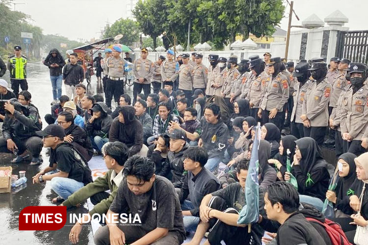 Aksi HMI Tasikmalaya di Tengah Guyuran Hujan: Rapor Merah 100 Hari Kepemimpinan Viman-Dicky
