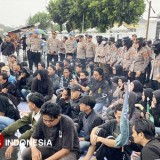 Aksi HMI Tasikmalaya di Tengah Guyuran Hujan: Rapor Merah 100 Hari Kepemimpinan Viman-Dicky