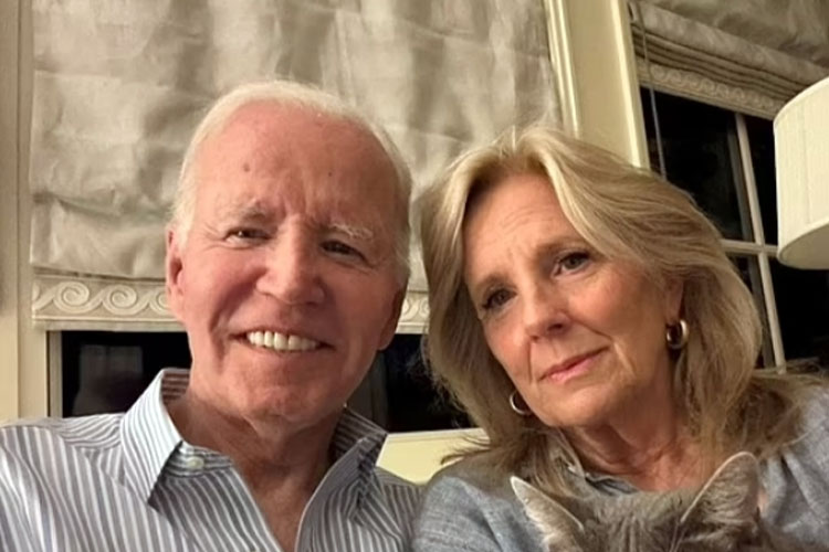 Mantan Presiden AS Joe Biden dan mantan Ibu Negara Jill Biden berpose untuk foto selfie.(FOTO: Daily Mail/Reuters)