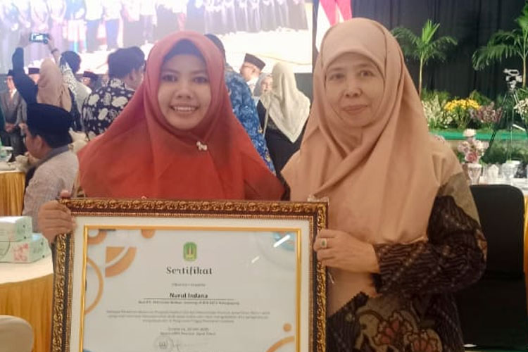 Nurul indana bersama mihmidaty Ya'qub salah satu pengasuh ponpes al urwatul wutsqo dan wakil ketua I STIT UW Jombang.