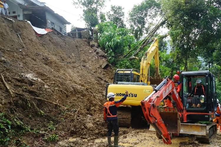 Tim Gabungan Berjibaku Evakuasi Korban Tanah Longsor di Trenggalek, 6 Warga Dilaporkan Hilang