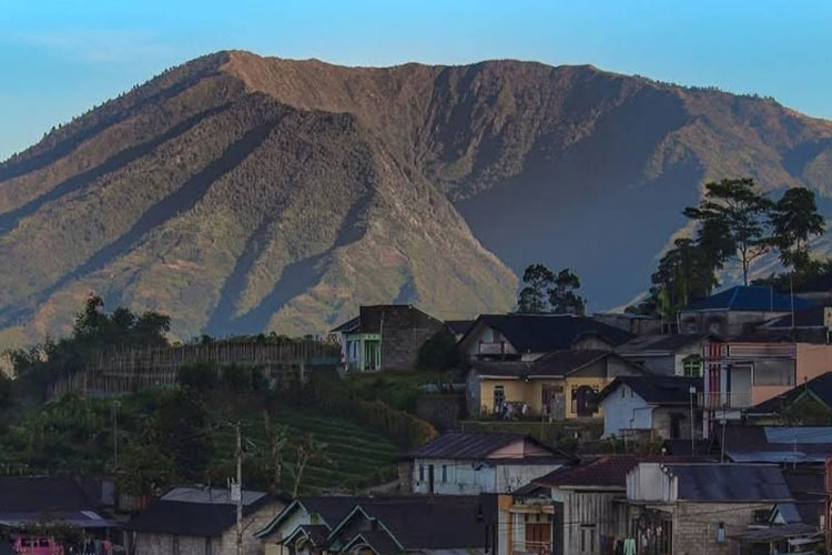 View Gunung Bismo dari kawasan pemukiman penduduk. (FOTO: Instagram wonosobozone).