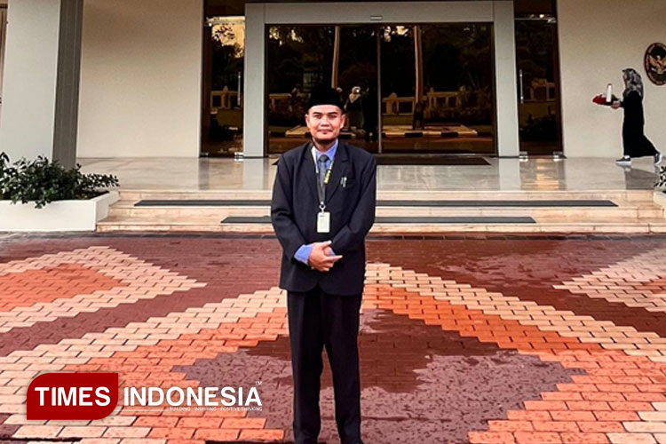 Zainul Mustofa, Guru SMA Darul Ulum 2 Jombang yang  Langganan ke Luar Negeri