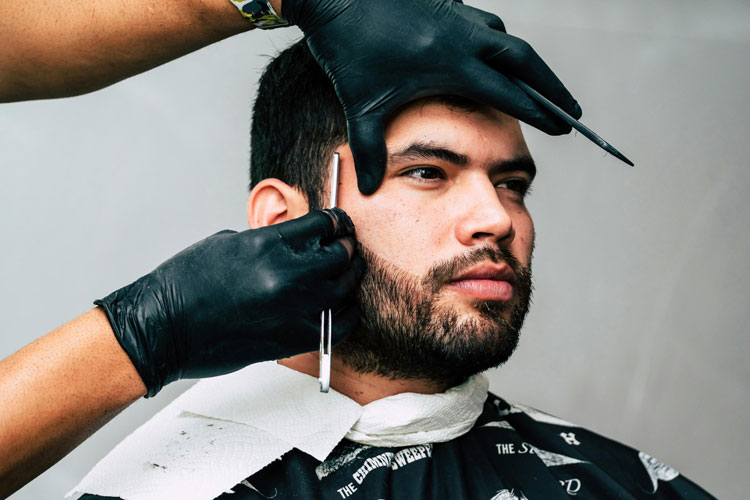 Memilih gaya rambut pria berdasarkan bentuk wajah untuk menciptakan tampilan yang lebih proporsional, menarik, dan penuh percaya diri. (Foto: Pexels)