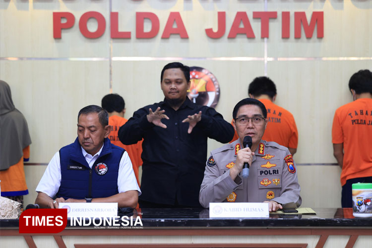 menggelar-siaran-pers-2.jpg