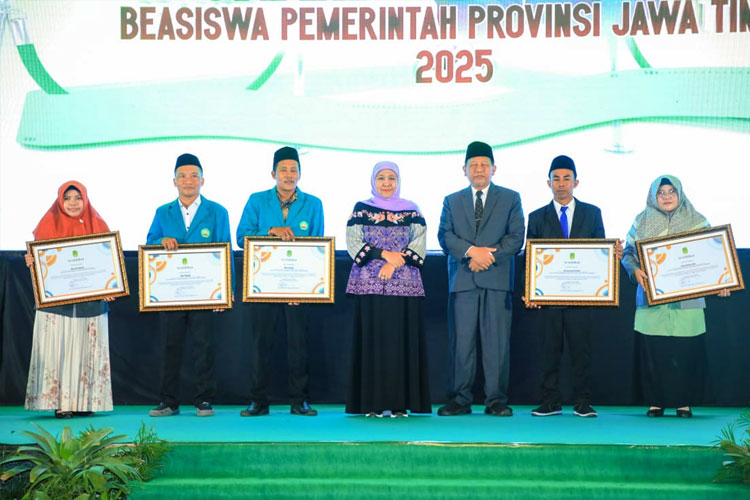 Gubernur Khofifah Luncurkan 1.193 Beasiswa Bagi Santri Unggul Jatim
