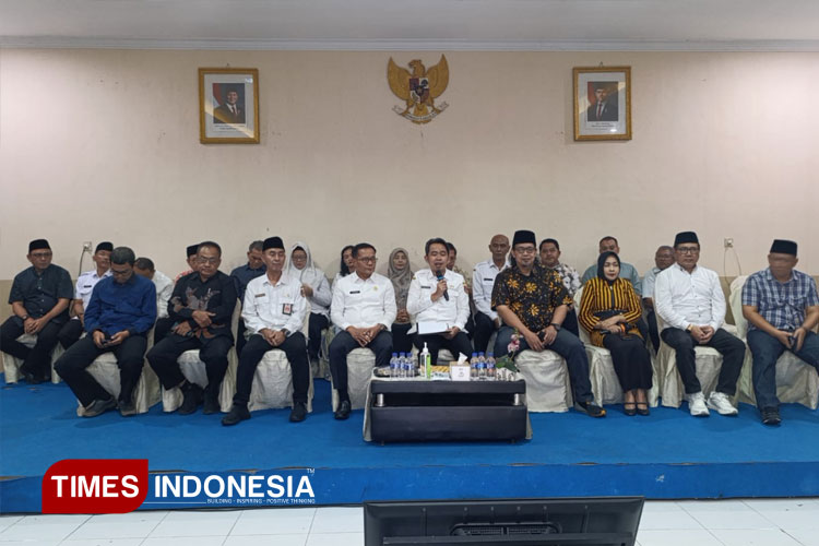 Bupati Jember Muhammad Fawait didampingi jajarannya saat pers conference Pro Gus'e 100 hari kerja di DTPHP. (FOTO: M. Abdul Basid / TIMES Indonesia)
