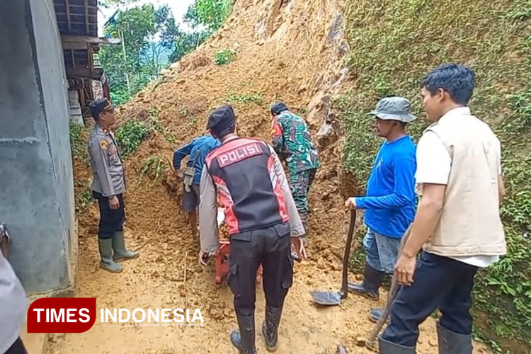 Rumah Warga di Nawangan Pacitan Tertimpa Longsor, Polisi Gerak Cepat Evakuasi Korban