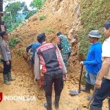 Rumah Warga di Nawangan Pacitan Tertimpa Longsor, Polisi Gerak Cepat Evakuasi Korban