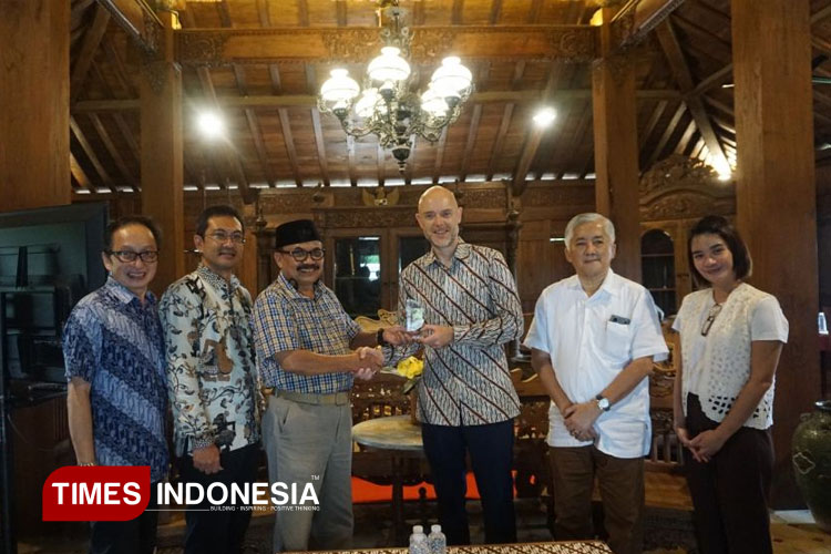 Kunjungan Konsulat Jendral Amerika Serikat Chris Green disambut hangat oleh Dr. H. Purnadi beserta jajarannya di KEK Singhasari. (FOTO: KEK Singhasari/Paradise Pictures