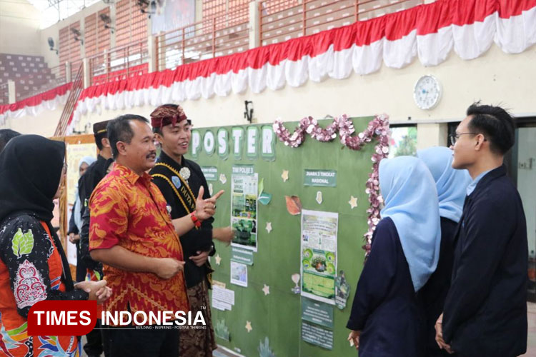 Direktur Polije Saiful Anwar berdialog dengan peserta Expo PBL tentang optimasi BUMDes. (dok. Humas Polije)