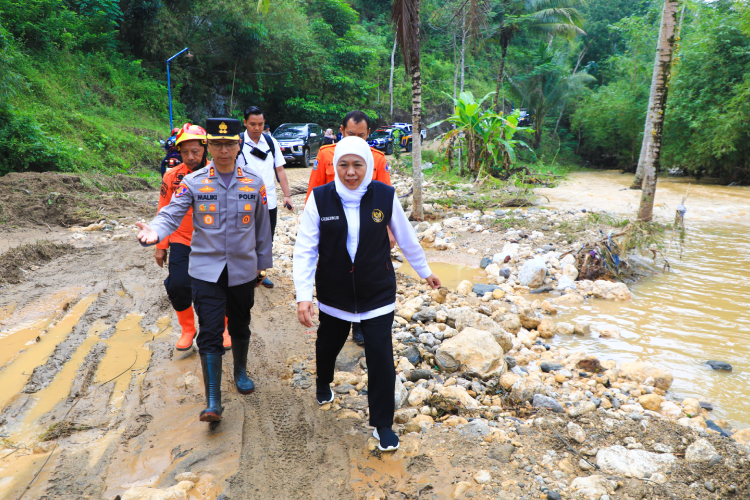 Bencana Longsor Trenggalek, Gubernur Khofifah Terjunkan Tim Mitigasi Gabungan