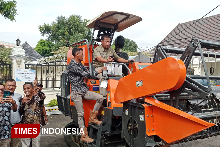 Tingkatkan Ketahanan Pangan, Petani Terima Bantuan Alsintan dari Pemkab Majalengka