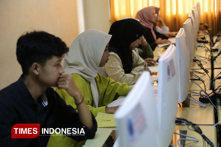 Ilustrasi, calon mahasiswa baru (camaba) Polije mengikuti tes berbasis komputer. (dok. Humas Polije)