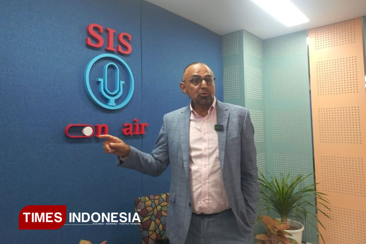 Pendiri dan CEO Singapore Intercultural School (SIS) dan Inspirasi Schools, Jaspal Sidhu saat diwawancara oleh media. (FOTO: Moh Ramli/TIMES Indonesia)