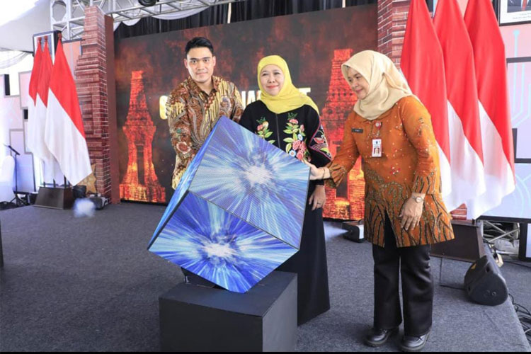 Anggota Komisi E DPRD Jatim Cahyo Harjo Prakoso bersama Gubernur Khofifah dan Kepala Disperpusip Jatim Ir Tiat S Suwardi saat meresmikan Gallery Majapahit dan Wali Limo, Rabu (21/5/2025). (Foto: Dok. DPRD Jatim)