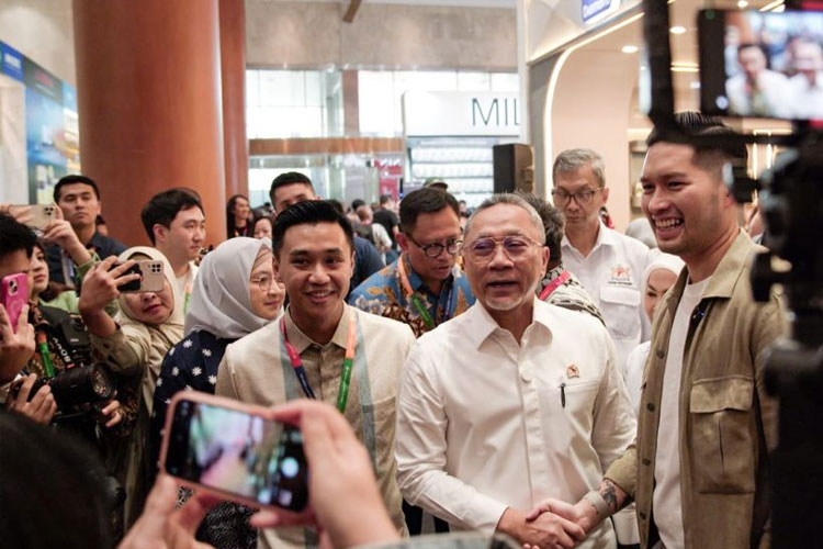 Mikael Jasin pendiri Omakafé Menteri Koordinator Bidang Pangan, Zulkifli Hasan di WOC 2025. (FOTO: dok. Omakafé)