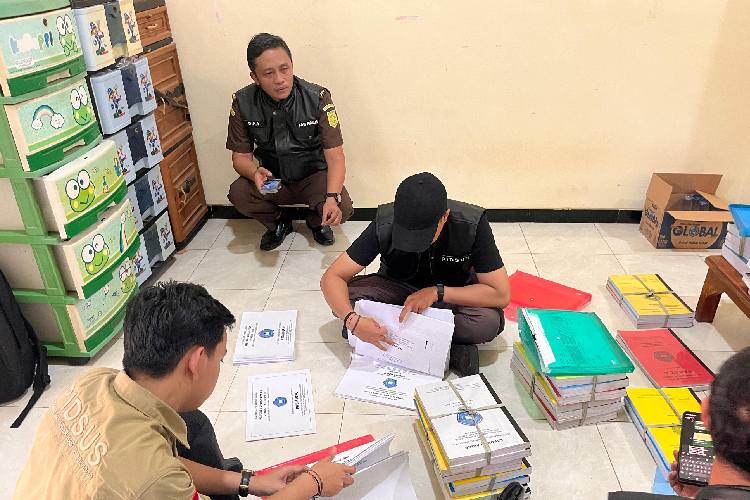 Kejari Probolinggo Geledah PKBM IQRO, 47 Dokumen dan Elektronik Milik Kepala Sekolah Disita