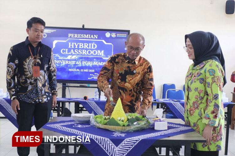 Pemotongan tumpeng oleh Rektor UNIPMA, Dr. Supri Wahyudi Utomo, M.Pd., tanda diresmikan hybrid classroom. (Foto: Humas UNIPMA for TIMES Indonesia)