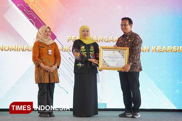 DPMD Jatim Raih Penghargaan Reformasi Birokrasi dan Kearsipan: Bukti Nyata Sinergi, Kolaborasi, dan Optimisme Tanpa Batas