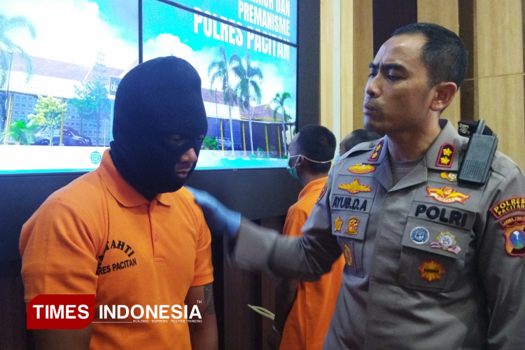 Tersangka aksi premanisme berkedok karang taruna saat ditanya Kapolres Pacitan, AKBP Ayub Diponegoro Azhar. (Foto: Yusuf Arifai/TIMES Indonesia)