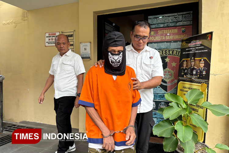 Tersangka rudapaksa anak kelas 6 SD di Banyuwangi. (FOTO: Anggara Cahya/TIMES Indonesia)