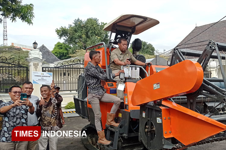 Bupati Majalengk, H Eman Suherman menyerahkan bantuan alsintan kepada para petani. (FOTO: Hendri Firmansyah/TIMES Indonesia)