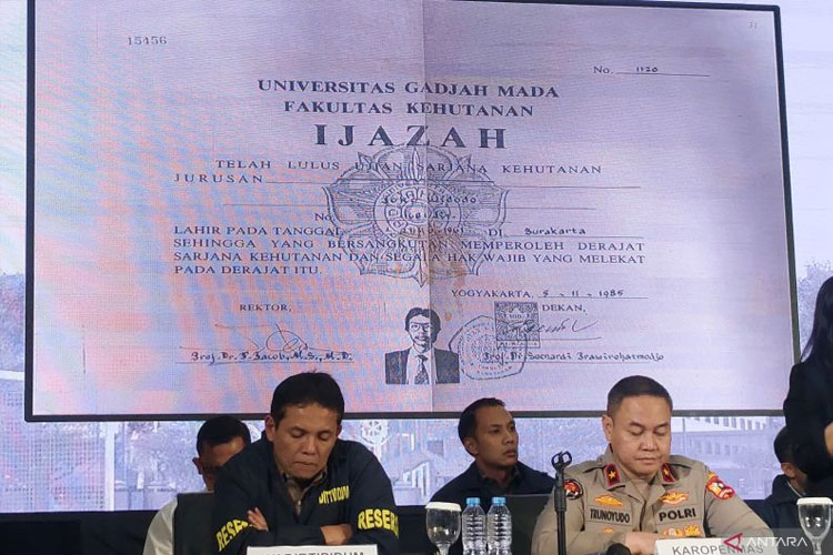 Gambar fotokopi ijazah mantan Presiden RI Joko Widodo (Jokowi) ditunjukkan dalam konferensi pers di Gedung Bareskrim Polri, Jakarta, Kamis (22/5/2025). (ANTARA/Nadia Putri Rahmani)