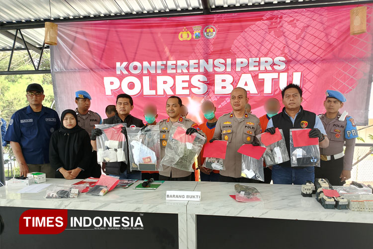 Kapolres Batu, AKBP Andi Yudha Pranata memberikan keterangan kepada pers. (Muhammad Dhani Rahman/TIMES Indonesia)