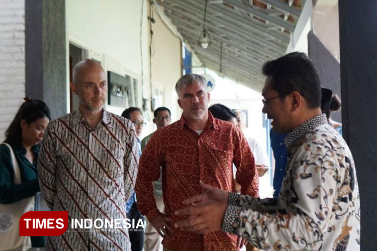 kunjuungan-Chris-Green.jpg