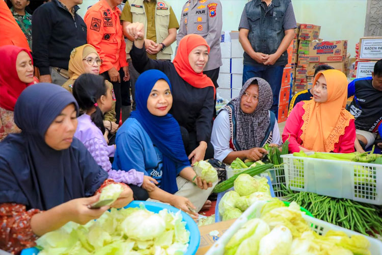 menyerahkan-bantuan-logistik-kepada-pengungsi-terdampak-longsor-2.jpg