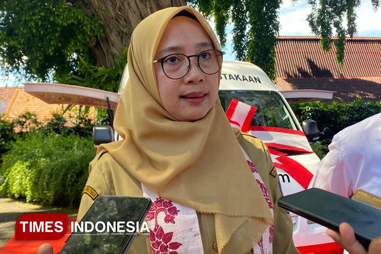 Bupati Banyuwangi, Ipuk Fiestiandani Azwar Anas, SPd, MKP. (Foto: Fazar Dimas/TIMES Indonesia). Foto B. Diskopumdag Banyuwangi melakukan sosialisasi Koperasi Merah Putih di Kecamatan Cluring. (Foto: Fazar Dimas/TIMES Indonesia).