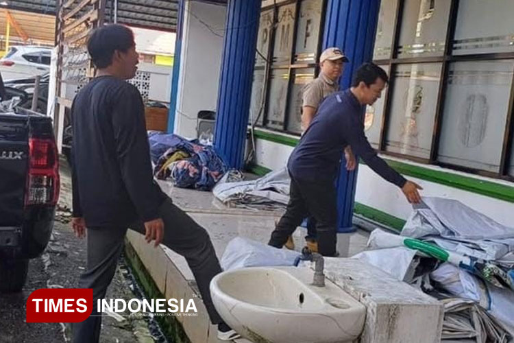 Dukung Bersihkan Kampung, DPMPTSP Bontang Ikut Jumat Bersih di Lok Tuan