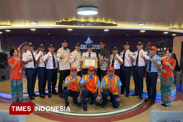 Direktur Utama PT DLU Erwin H Poedjono bersama jajaran direksi saat melakukan kunjungan apresiasi ke KM Kirana VII di Pelabuhan Tanjung Perak Surabaya, Jumat (23/5/2025).(Foto : Lely Yuana/TIMES Indonesia)