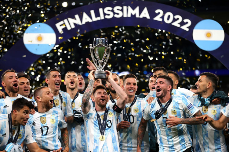 Lionel Messi mengangkat trofi Finalissima 2022 usai Argentina mengalahkan Italia di laga yang digelar di Wembley, London.
