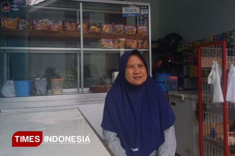 Pemilik Warung Ibu Isnaini. (FOTO: Moch. Orik Prasdianto/AJP TIMES Indonesia)