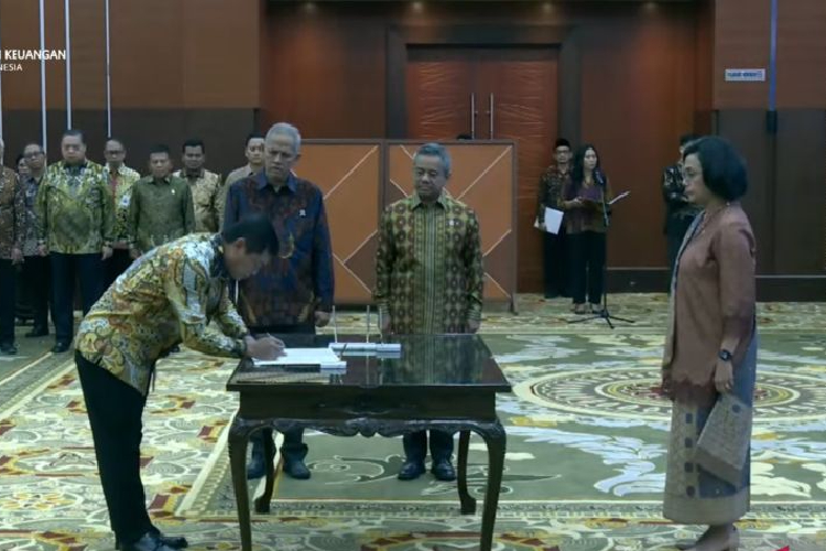 Menteri Keuangan Sri Mulyani Indrawati resmi melantik 22 pejabat eselon I Kementerian Keuangan di Jakarta, Jumat (23/5/2025). (FOTO: ANTARA/Bayu Saputra)