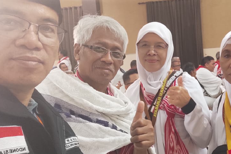 Jemaah haji asal Kabupaten Bondowoso (dua dari kiri) sudah bisa berangkat ke tanah suci setelah tertuda karena sakit (FOTO: Suharyono for TIMES Indonesia)