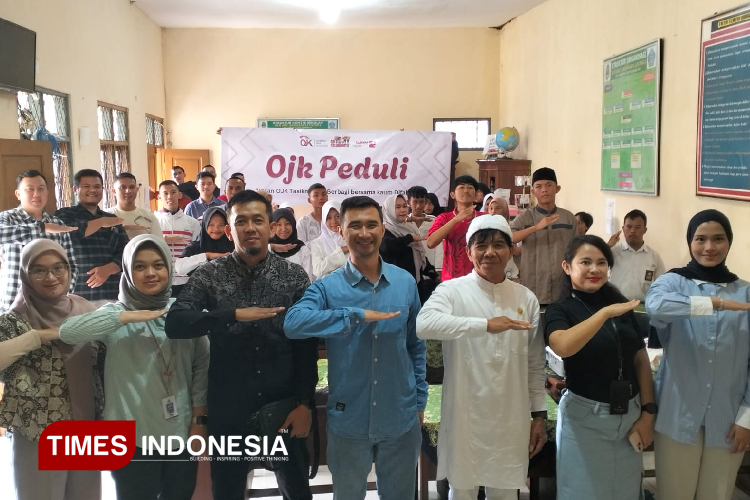 Seorang-pegawai-OJK-b.jpg