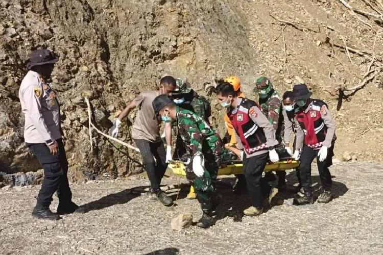 Tim SAR gabungan mengevakuasi korban yang meninggal akibat banjir bandang dan tanah longsor di Kampung Jim, Distrik Catubouw, Pegunungan Arfak, Papua Barat, Kamis (22/5/2025). (LANTARA/HO-Tim SAR
