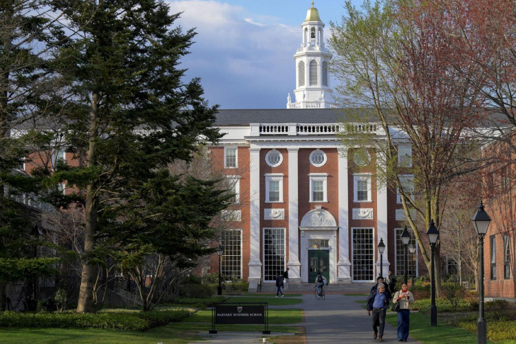 Universitas Harvard. Presiden AS Donald Trump mencabut izin Universitas Harvard untuk menerima mahasiswa internasional serta memaksa mahasiswa asing yang saat ini sedang belajar di kampus itu untuk pindah ke universitas lain.