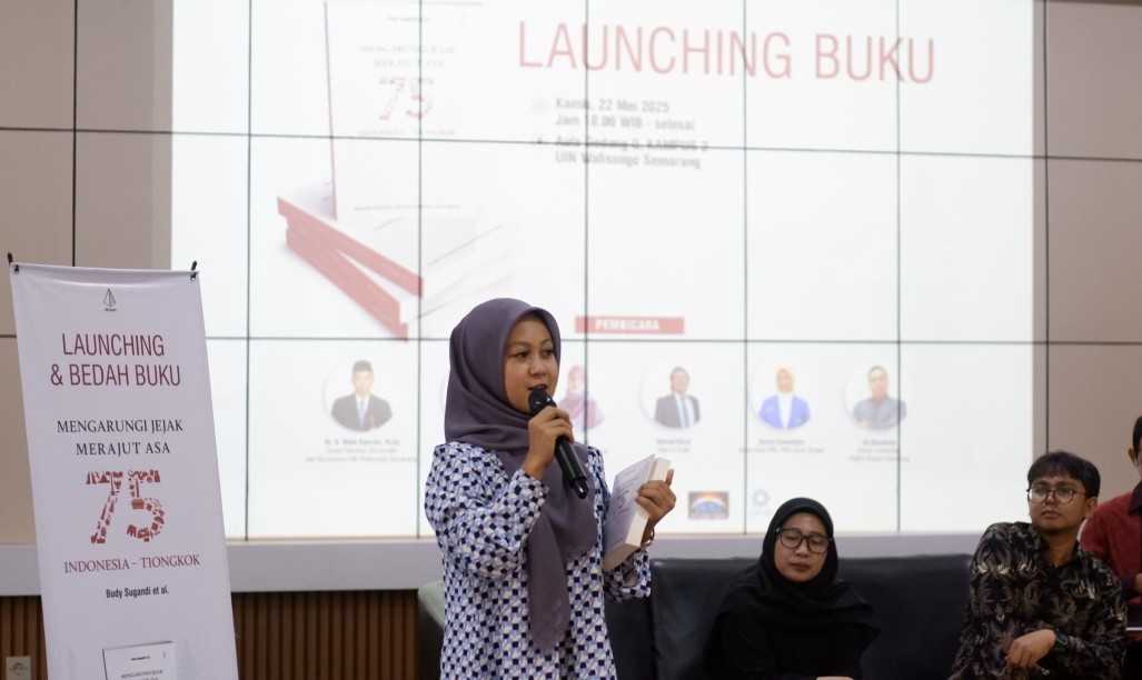 Peluncuran buku berjudul “Mengarungi Jejak Merajut Asa, 75 Tahun Indonesia-Tiongkok”. (Foto: Budy Sugandi/TIMES INDONESIA)