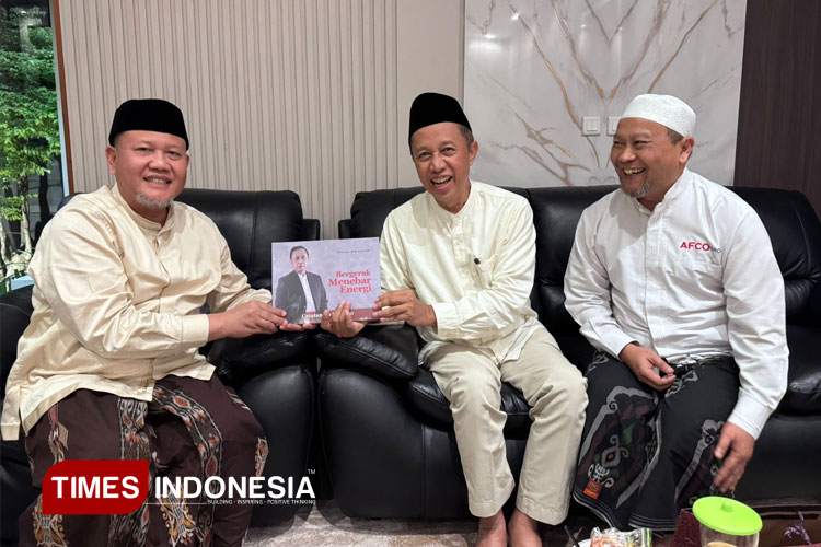 Agung Wicaksono, Yusron Aminulloh, dan Samiono Abdullah 3 pengusaha usai diskusi tentang Akademi Buah Nusantara di Desa Mojokrapak, Tembelang, Jombang. (FOTO: Rohmadi/ TIMES Indonesia)