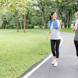 Jalan Kaki 30 Menit per Hari Turunkan Risiko Penyakit Jantung dan Tekanan Stres