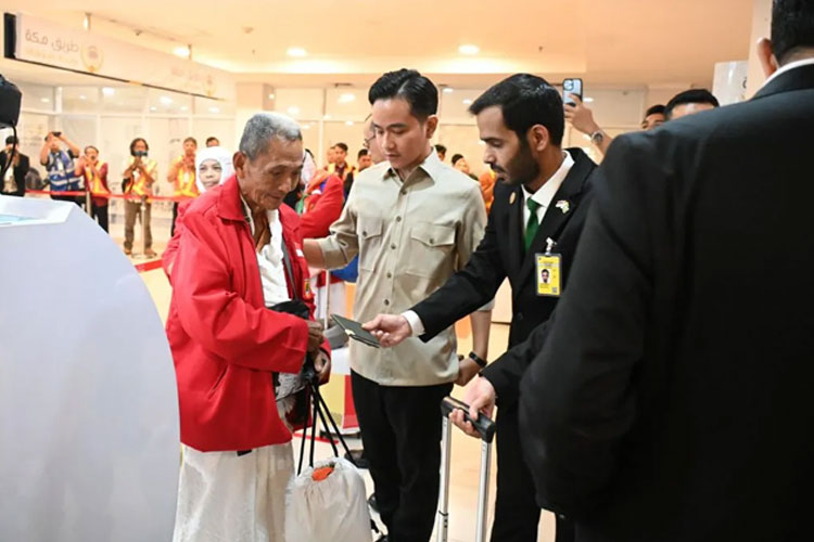 Wakil Presiden Gibran Rakabuming saat meninjau layanan fast track di Bandara Internasional Adi Soemarmo, Boyolali, Jawa Tengah, Jumat (23/5/2025).(Foto: Sekretariat Wakil Presiden)