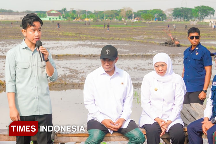 Gubernur Khofifah Dampingi Wapres RI Tanam Padi dan Tinjau Pabrik Beras di Ngawi