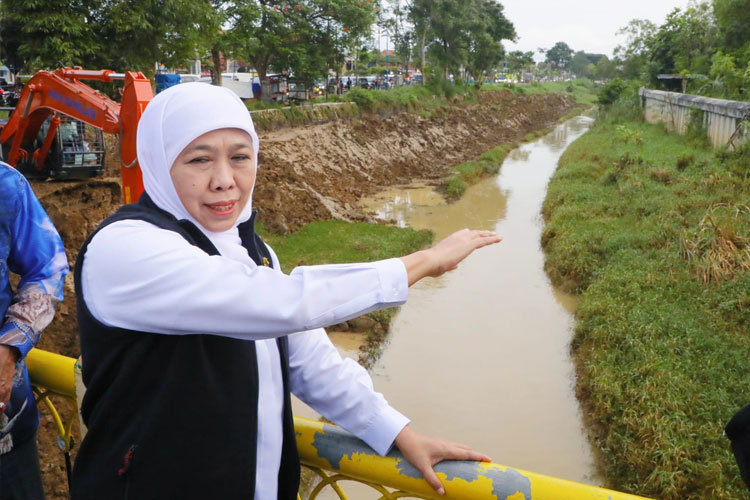 Tinjau Normalisasi Sungai Jombang, Gubernur Khofifah Janji Atasi Banjir di Pamekasan