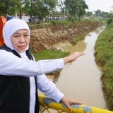 Tinjau Normalisasi Sungai Jombang, Gubernur Khofifah Janji Atasi Banjir di Pamekasan